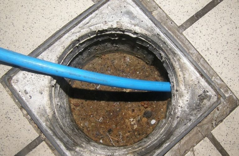 Прочистка канализации в лючке: инструкция